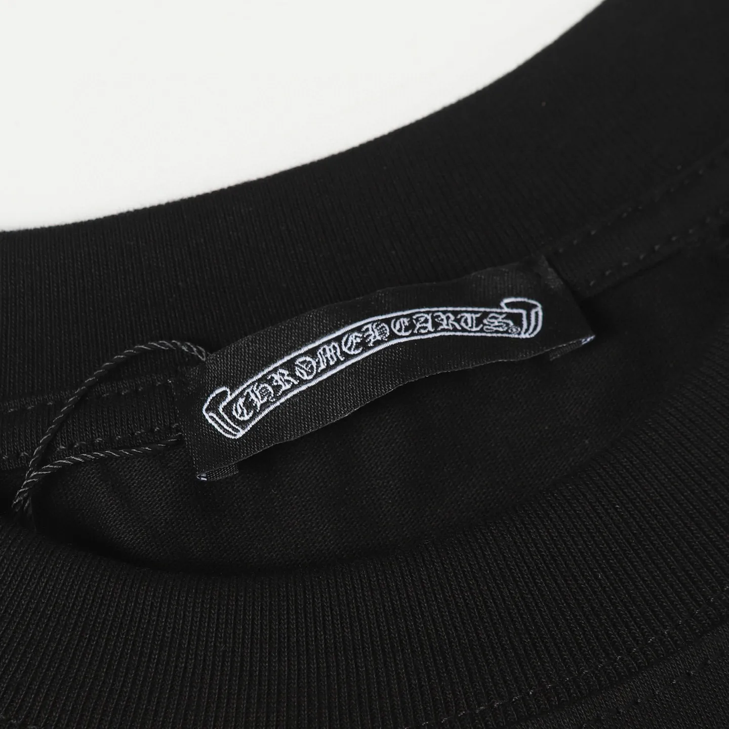 🅿️180 CHROME HEARTS/Chrome Heart CH gradient foam printed short-sleeved T-shirt The fabric is made of 280g heavy combed cotton, customized with 32 count 1*1 threads. The ready-made garments are washed twice. The fabric is comfortable and skin-friendly without any strange feeling. It is custom-dyed fabric with high textile density and good drape. It is not easy to deform. The thick texture and compact spinning process will not affect the breathability of the fabric. The saturation of the color is very high. Imported digital direct-injection printing technology. A versatile and good-looking short sleeve. The loose fit covers the flesh and looks slim. Size: XS-L